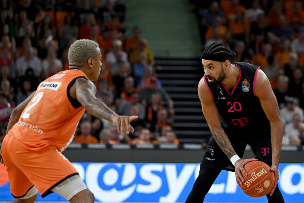 巨大的中场 巨大的中场