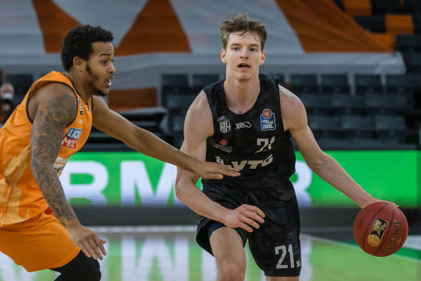 裁判也应加 裁判也应加